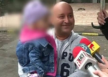Fetiţa aruncată din taxi de grefiera orădeancă a fost dusă la creşă de tatăl ei